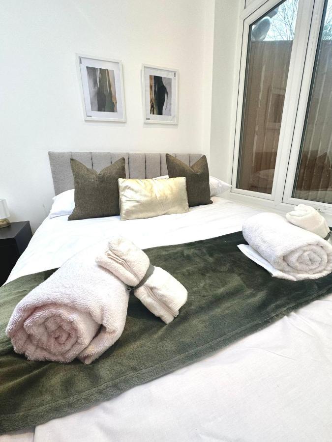 London Charm - Stylish Room In Spacious Home Eksteriør billede