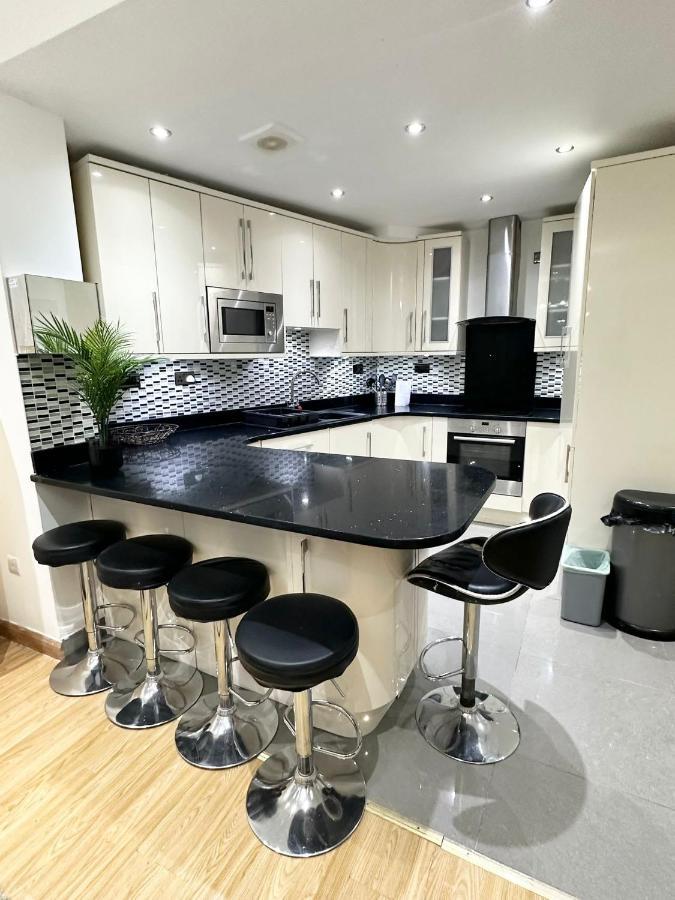 London Charm - Stylish Room In Spacious Home Eksteriør billede