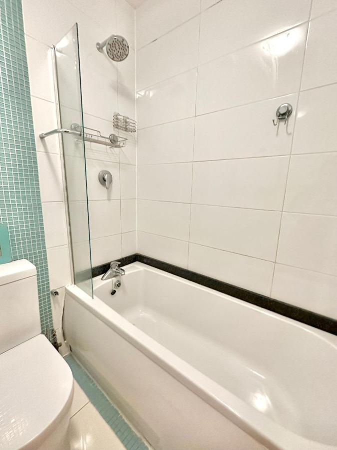 London Charm - Stylish Room In Spacious Home Eksteriør billede