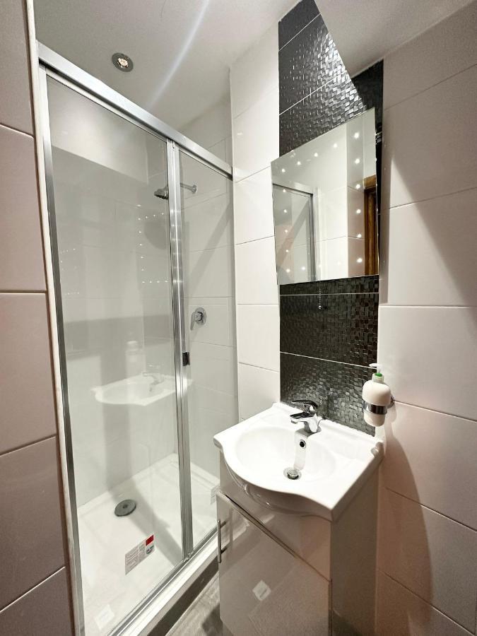 London Charm - Stylish Room In Spacious Home Eksteriør billede